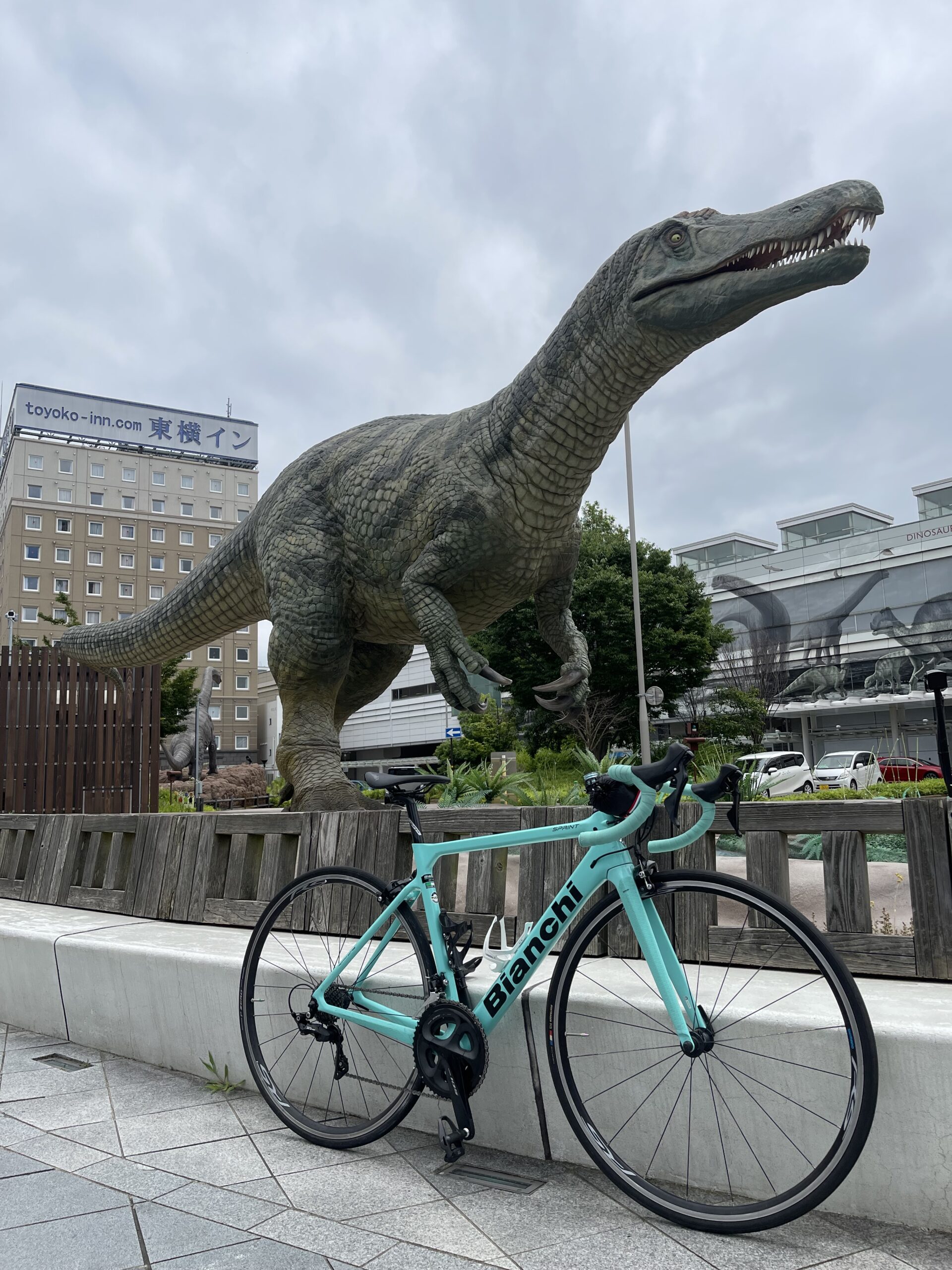 Bianchi SPRINTと恐竜のオブジェ