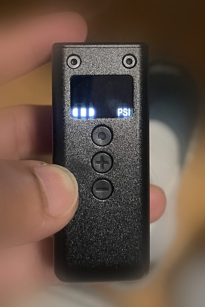 僕が使っている電動ポンプ CYCPLUS AS2 PRO。画面の単位はPSI